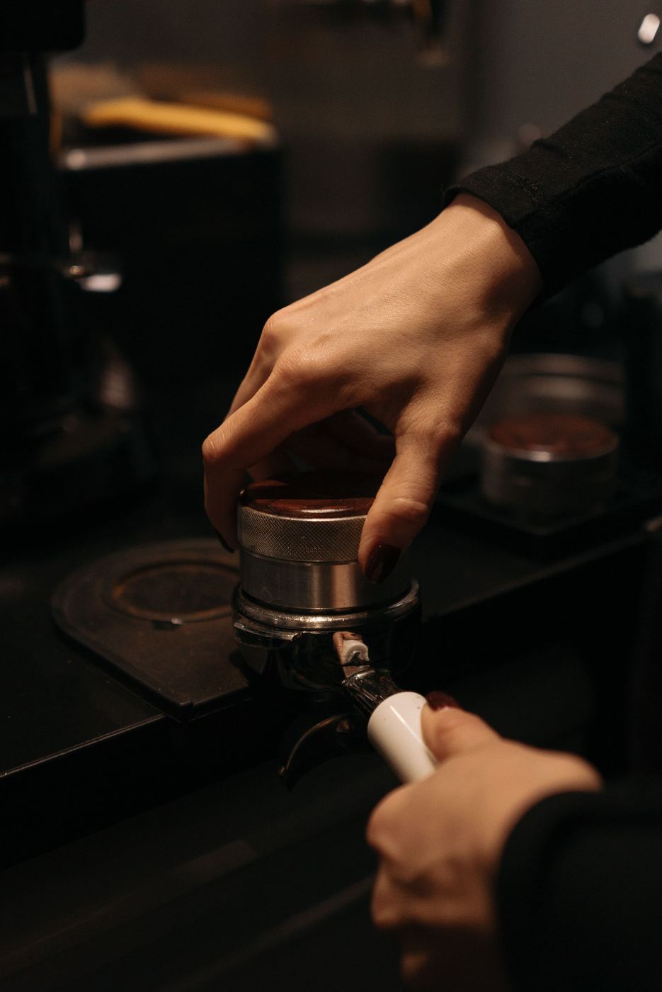 Il barista prepara un caffè al bancone