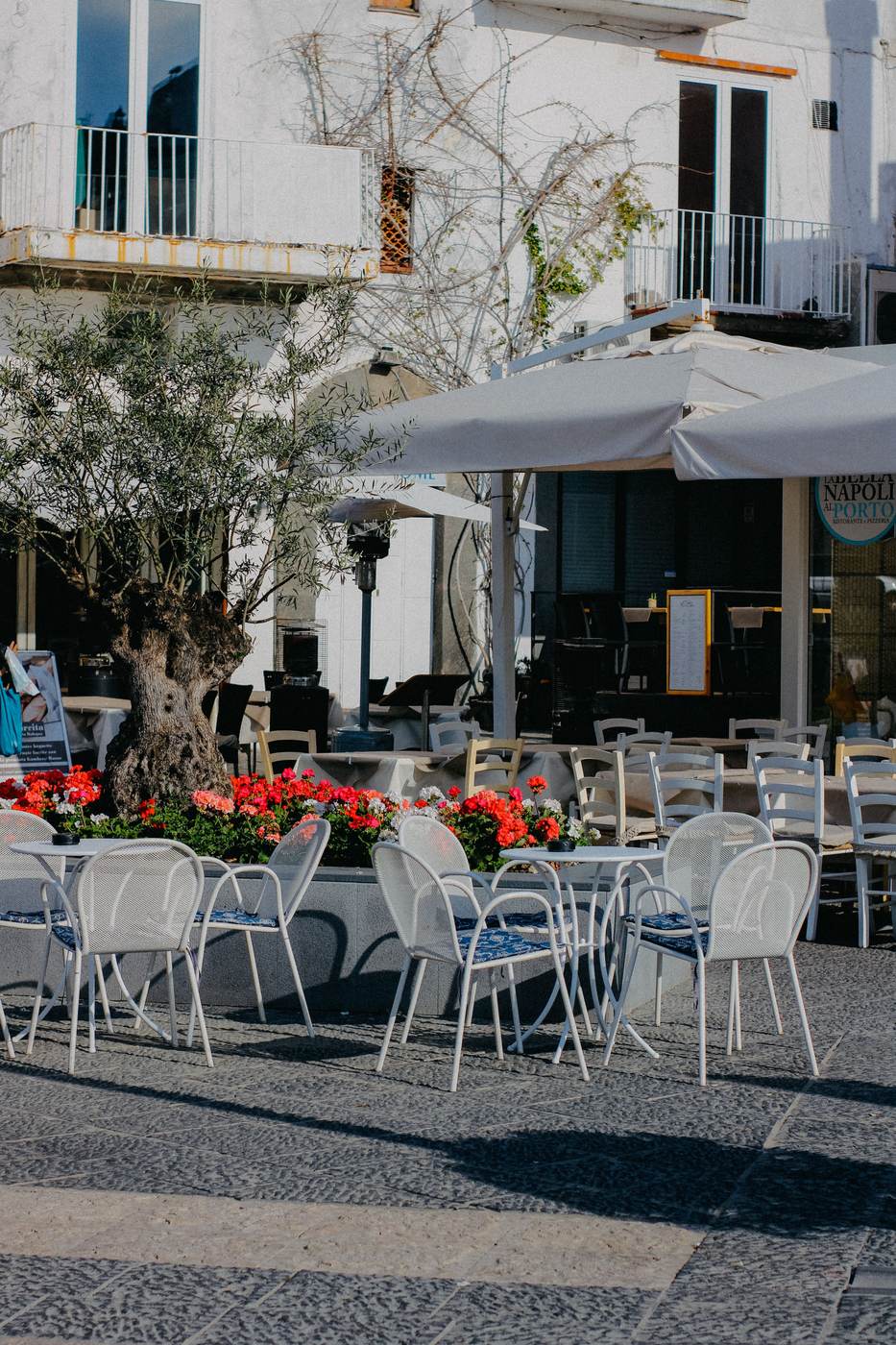 I tavolini fuori in piazza