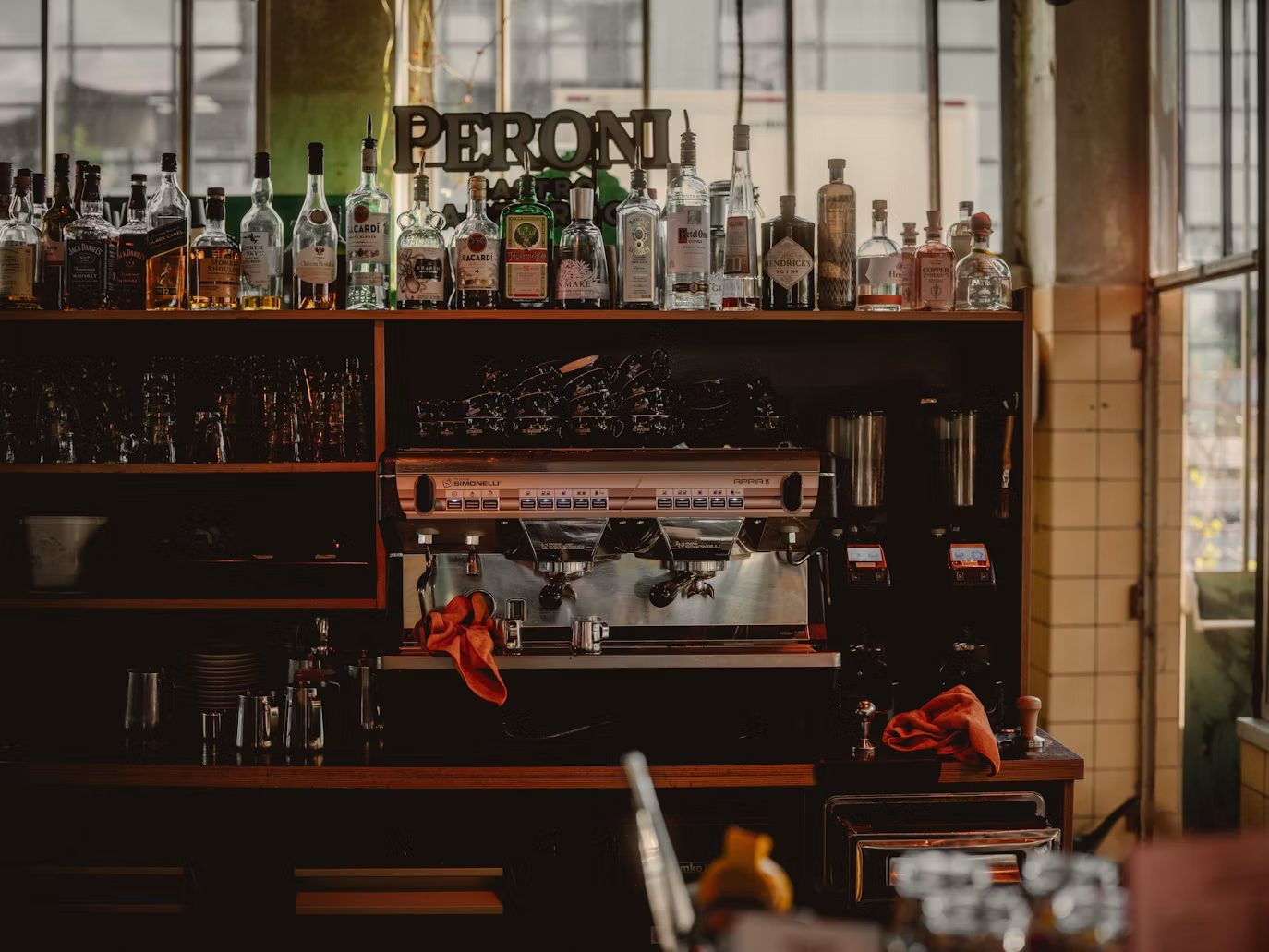 Il bancone del Bar Centrale con la macchina del caffè