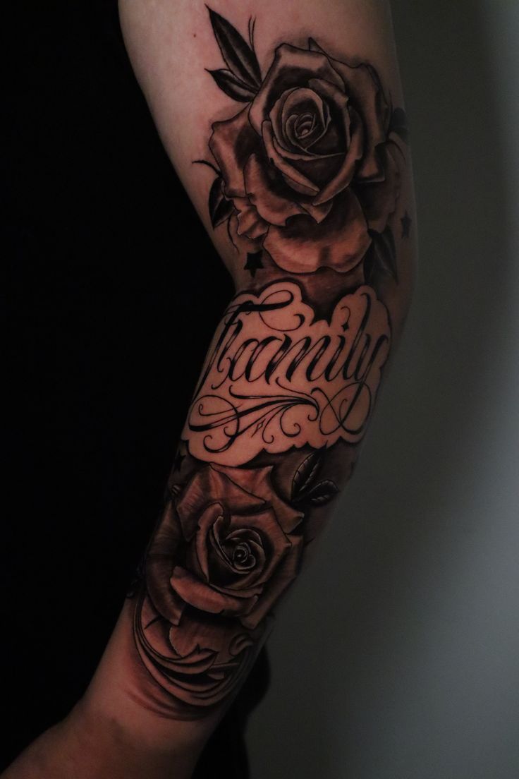 Lettering con rose in bianco e nero su mezza manica