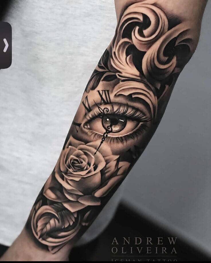Occhio realistico con orologio e rose sull'avambraccio