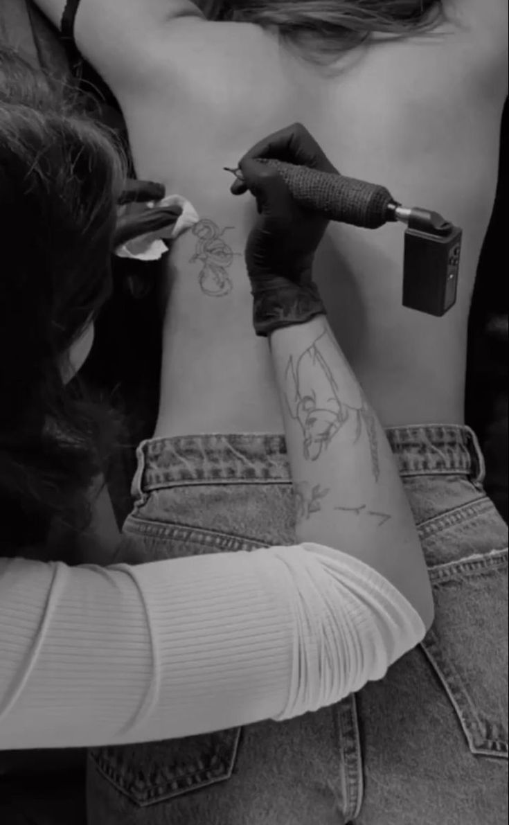 Sessione di tatuaggio in corso