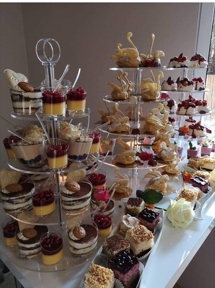 Allestimento di dolci su alzatine a più piani