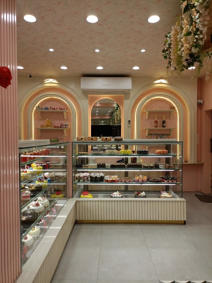Il bancone di Dolce Chiara con le vetrine dei dolci e le nicchie illuminate