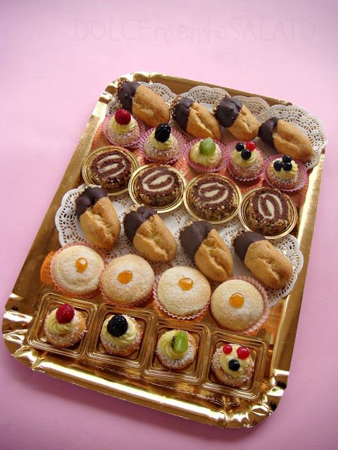 Vassoio con pasticcini misti di frolla, bignè e tartellette