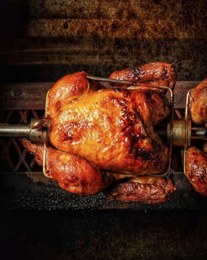 Pollo allo spiedo dorato sulla brace