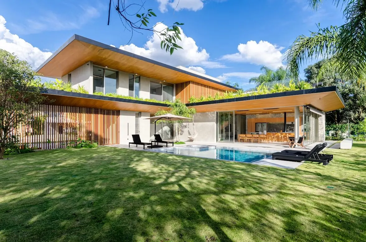 Casa Vela, villa con coperture a sbalzo e piscina sul lago di Garda